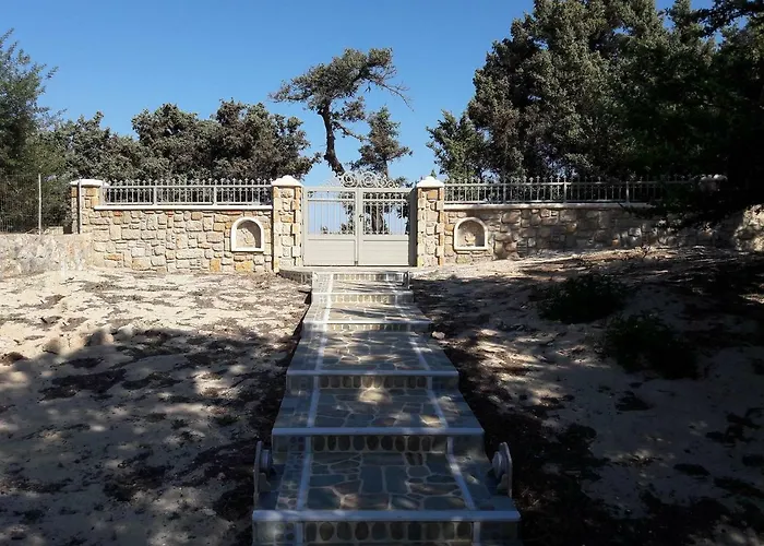 Elafonisos: Two Storey House On The Sea Front 엘라포니소스